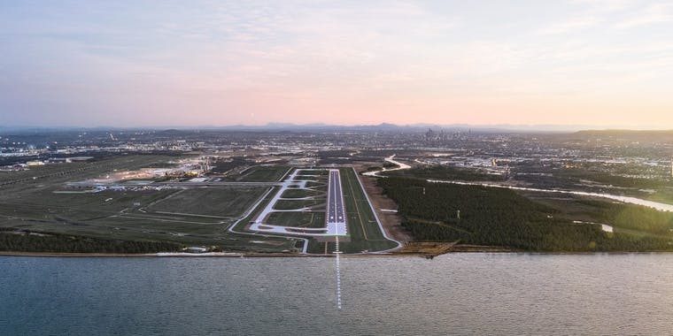 Brisbanes_New_Runway_at_Dusk_cropped