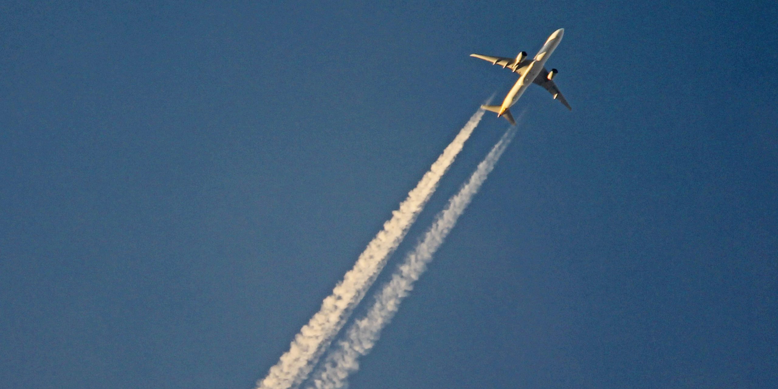 A Boeing 777 overflying Adelaide Airport.